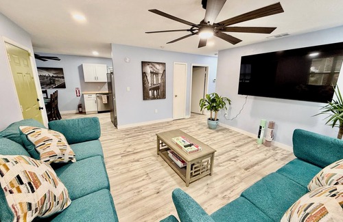 Gainesville House | Heart of GNV with King beds, High speed Internet and 75 inches small TV
