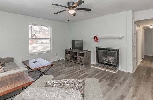Grapevine Apartment | Heart of Grapevine 2 Bedroom 2 Bath