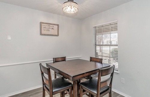 Grapevine Apartment | Heart of Grapevine 2 Bedroom 2 Bath