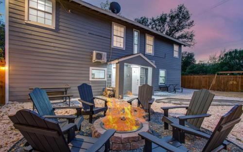 Greater East End Apartment | Heart of Houston - 2-BD 1-BA with Firepit