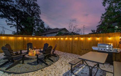 Greater East End Apartment | Heart of Houston - 2-BD 1-BA with Firepit