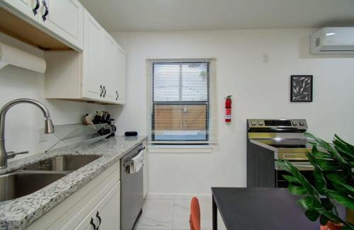 Greater East End Apartment | Heart of Houston - 2-BD 1-BA with Firepit