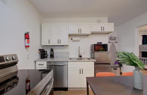 Greater East End Apartment | Heart of Houston - 2-BD 1-BA with Grill