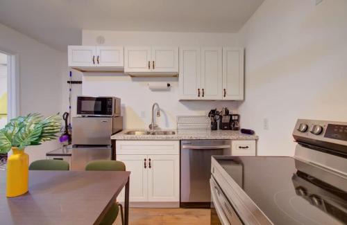 Greater East End Apartment | Heart of Houston - 2-BD 1-BA w Kids Playground