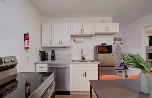 Greater East End Apartment | Heart of Houston - 2-BD/1-BA with Grill