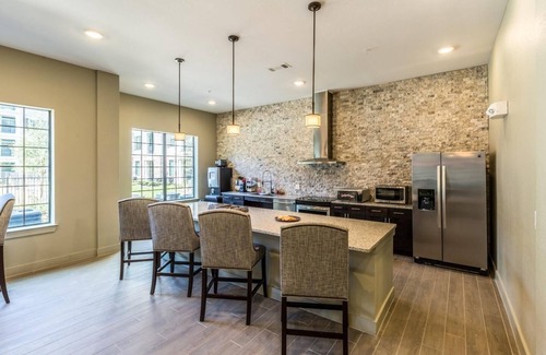 Central Southwest Condo | Heart of houston FREE PARKING MINUTES FROM EVERYTHING