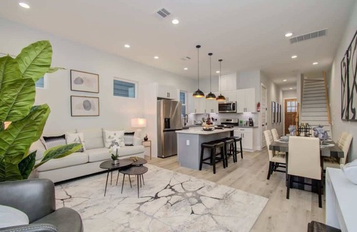 Northside House | Heart of Houston - Modern 3BD Open-Concept