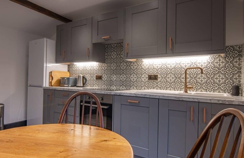 Macclesfield Condo | Heart of Macclesfield 2 Bedroom Grade II Apartment