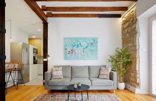 San Sebastian Centro Apartment | ♥︎ Heart of Midtown⎮5 balconies⎮Walk Score 99⎮A/C