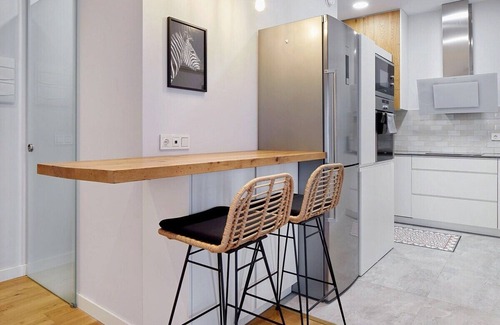 San Sebastian Centro Apartment | ♥︎ Heart of Midtown⎮5 balconies⎮Walk Score 99⎮A/C