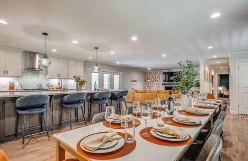 Tulsa House | Heart of Midtown Gem - Pickleball Court - Putting Green - 5 Bedrooms