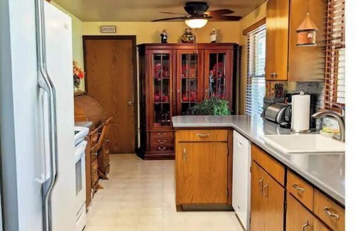 Riviera House | Heart of Milwaukie- Plush Comfort & Great location