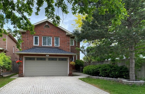 Central Erin Mills House | Heart of Mississauga Cozy and Bright close to transit and highways