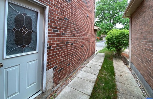 Central Erin Mills House | Heart of Mississauga Cozy and Bright close to transit and highways