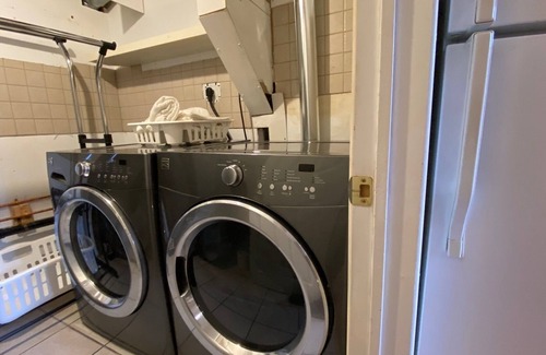 Central Erin Mills House | Heart of Mississauga Cozy and Bright close to transit and highways