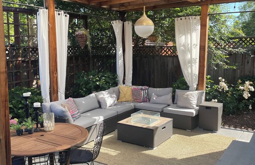 Napa House | Heart of Napa Modern Beauty + Hot Tub and Gazebo