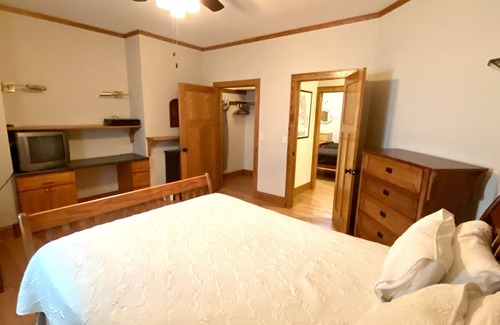 Oak Park Apartment | Heart of Oak Park, train ride to downtown Chicago. WIFI & Cable Included!