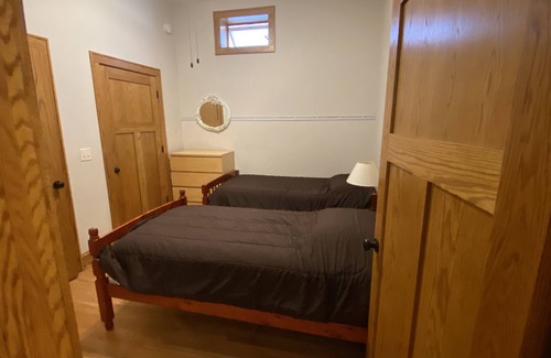 Oak Park Apartment | Heart of Oak Park, train ride to downtown Chicago. WIFI & Cable Included!