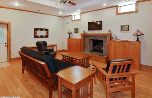 Oak Park Apartment | Heart of Oak Park, train ride to downtown Chicago. WIFI & Cable Included!
