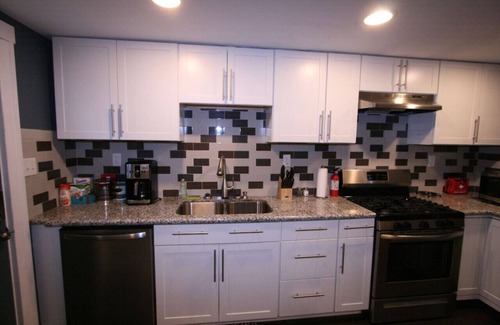 Squirrel Hill House | Heart of Oakland w/parking by CMU, Pitt, Hospitals
