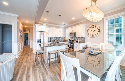 North End House | Heart of OCNJ! 5BR/4BA Beach Block Condo w/Elevator -Sleeps 16!