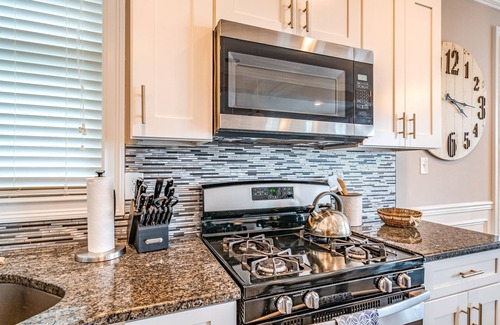 North End House | Heart of OCNJ! 5BR/4BA Beach Block Condo w/Elevator -Sleeps 16!