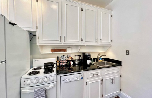 Old Town Alexandria Apartment | HEART of Old Town | Historic 1BR | 99 Walk Score!