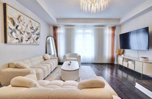 Lakeview Villa | Heart of Port Credit, Lakefront, Dining & Shopping