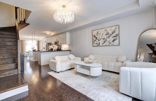 Lakeview Villa | Heart of Port Credit, Lakefront, Dining & Shopping