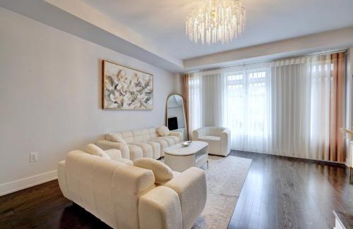 Lakeview Villa | Heart of Port Credit, Lakefront, Dining & Shopping