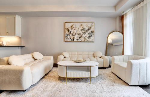 Lakeview Villa | Heart of Port Credit, Lakefront, Dining & Shopping