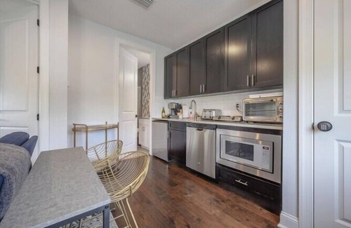 North Hyde Park Apartment | Heart of SOHO. Minutes to Downtown/Stadium