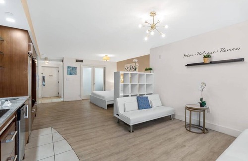 South Beach Condo | Heart of South Beach Studio, Roof Top Pool,Balcony