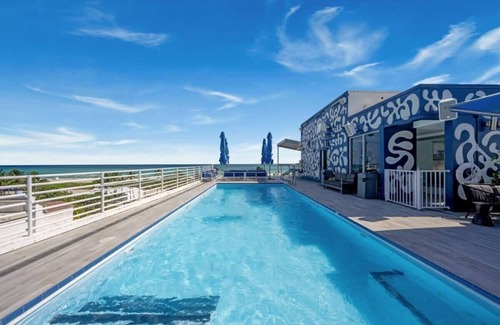 South Beach Condo | Heart of South Beach Studio, Roof Top Pool,Balcony