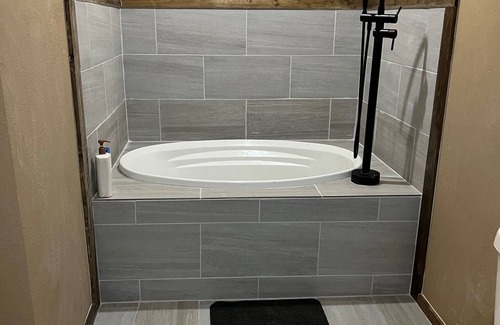 Brady House | Heart of Texas Near Downtown 1BR/1BA Remodeled Master