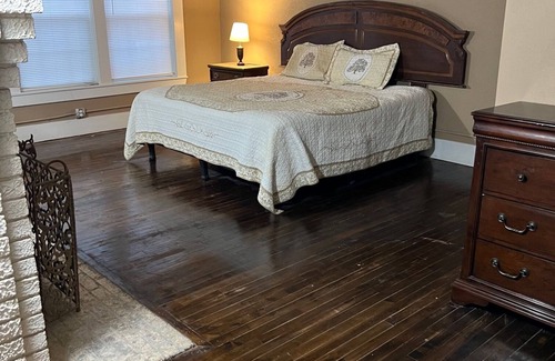 Brady House | Heart of Texas Near Downtown 1BR/1BA Remodeled Master