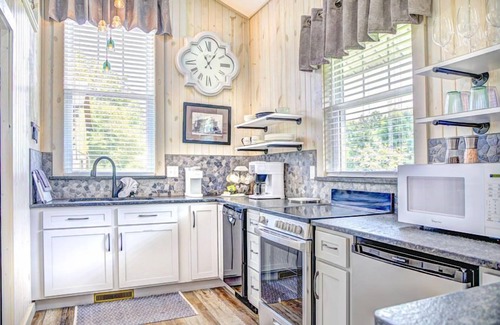Logan Cottage | Heart of the Hocking Hills centrally located to hiking trails, lake and shopping