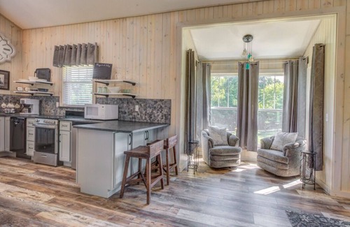 Logan Cottage | Heart of the Hocking Hills centrally located to hiking trails, lake and shopping