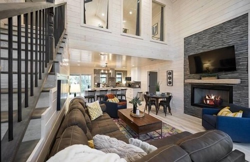 Pickens Cabin | Heart of the Pines - EV Charger, Pets, Hot Tub, Soaker Tub