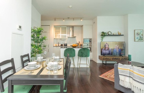 Downtown Toronto Hotel | Heart of Toronto - 2BR - Free Parking