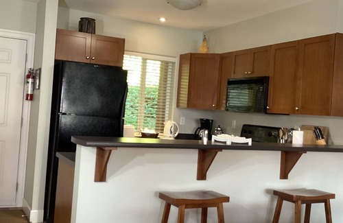 Vesuvius Condo | Heart of Vesuvius Oceanview Well-appointed Condo