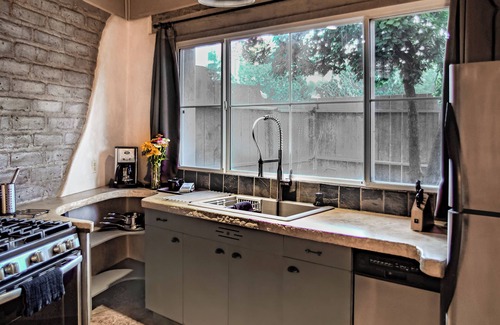 Santa Fe House | Heart of Vibrant Railyard: Downtown Loft with Beautiful Outdoor Space