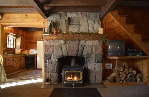 Government Camp Cabin | Heart of village! Knotty pine alpine cabin.