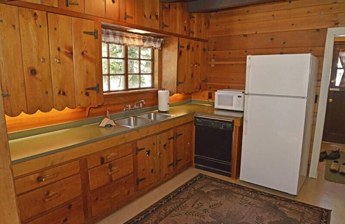 Government Camp Cabin | Heart of village! Knotty pine alpine cabin.