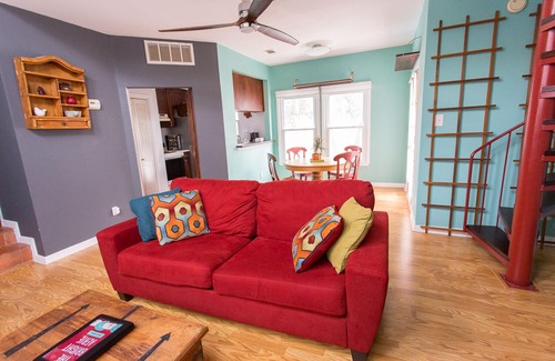 West Campus House | Heart of West Campus UT-1 Mile Downtown-King Bed