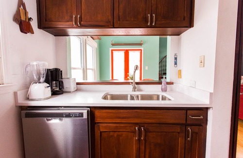 West Campus House | Heart of West Campus UT-1 Mile Downtown-King Bed