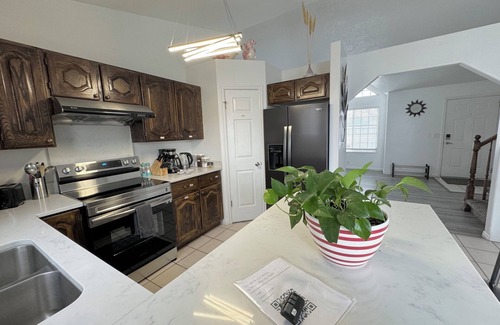 West Valley City House | Heart of WVC, Family Friendly, 2 King beds, 3 Queen Beds, 2 sofa sleepers.