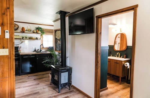 Bellevue Cabin | Heartbreaker|Log Cabin + Hot Tub w/TV+ Pickleball