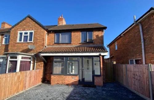 Stonnall House | Heartland House, 7 Spacious Bedrooms Sleeps 4 plus, near NEC, JLR,BHX