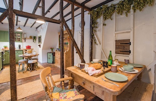 Biddenden Cottage | Hearts of Oak - a holiday let that sleeps 6 guests in 3 bedrooms